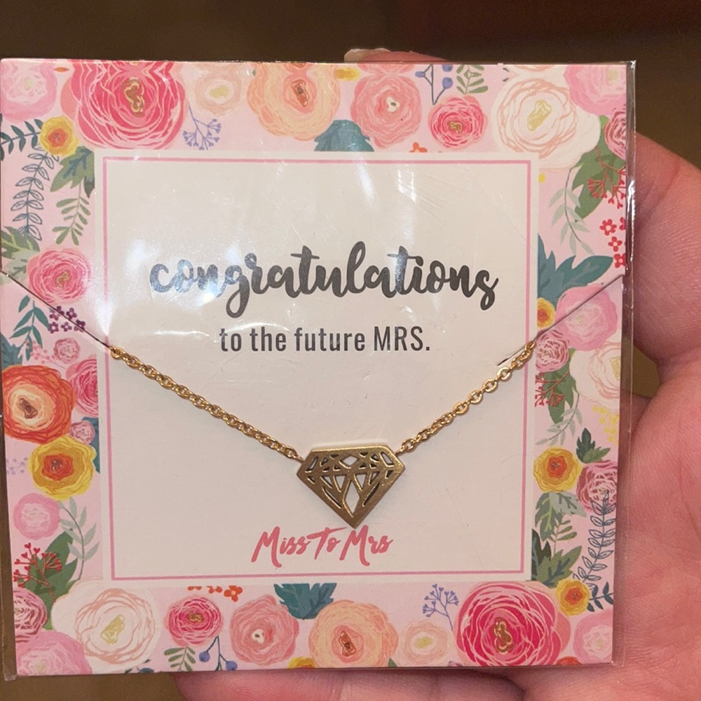 Gold necklace with a diamond shape in the middle